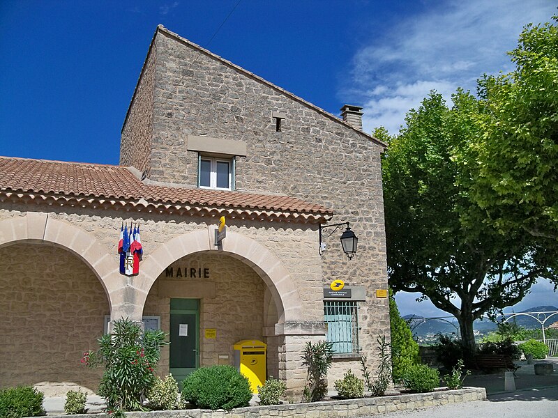 File:Saint Pierre - Mairie.jpg