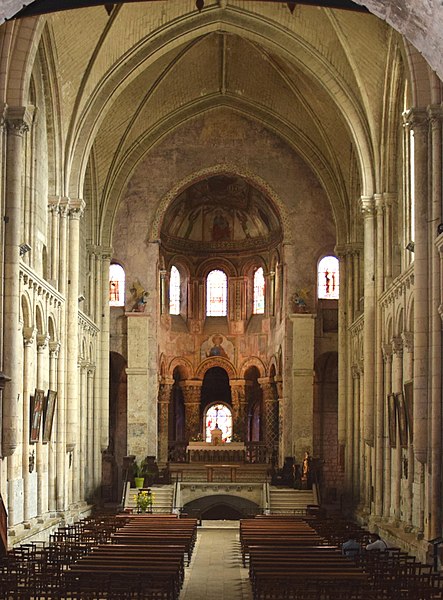 File:Sainte-Radegonde, Poitiers 105 nef et chœur.jpg