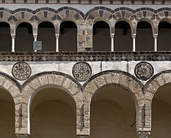 Particolare degli intarsi policromatici del quadriportico del Duomo