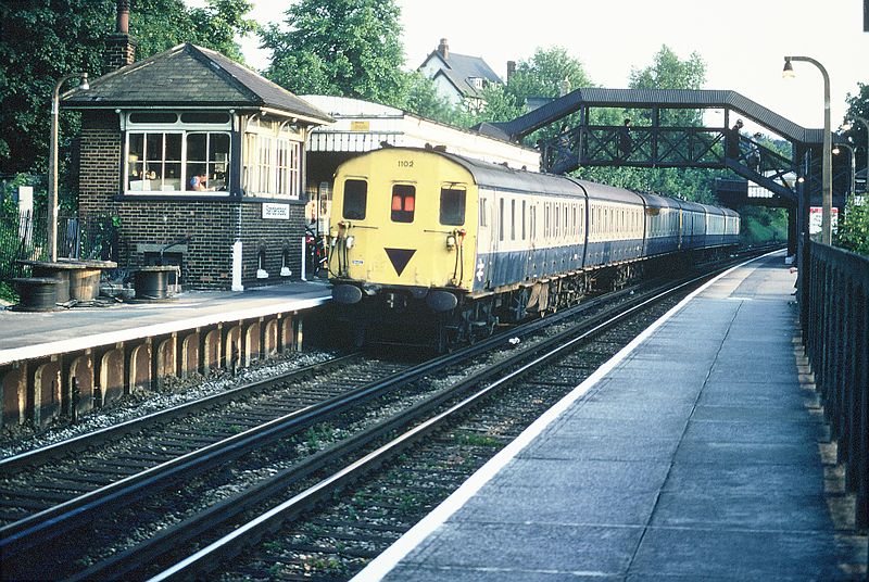 File:Sanderstead station (3D 1102).JPG