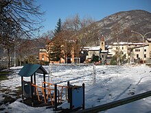 La frazione Sano con la neve, la piazza, la chiesa e varie case.