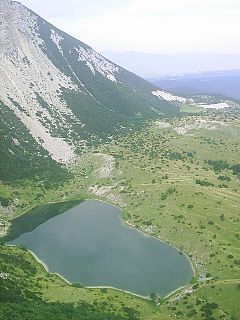 Satorsko jezero z jihu, vzadu pohori Klekovaca (1961 m).jpg