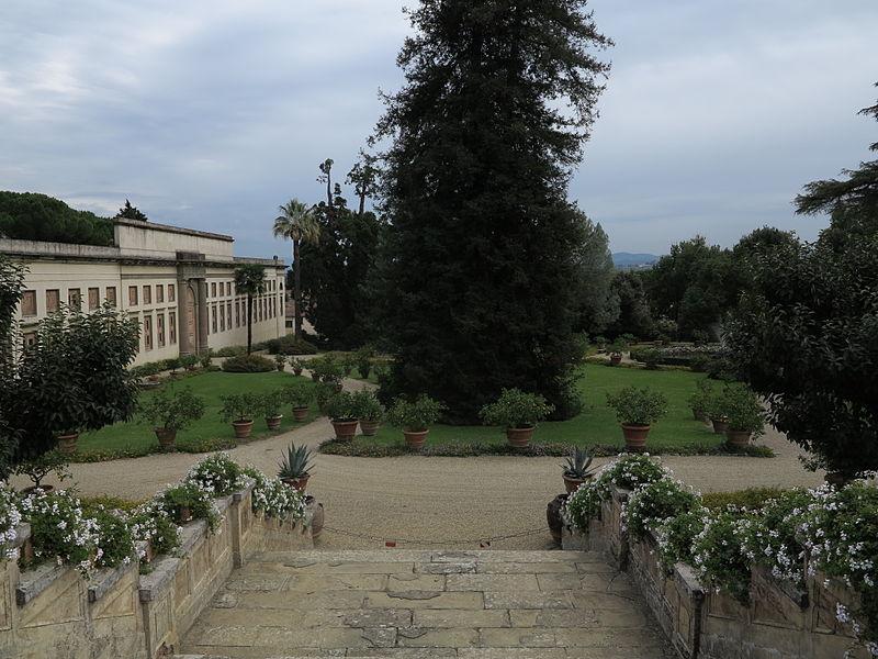 File:Scalinata, villa medicea di poggio a caiano,2.JPG