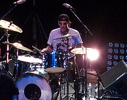 Scott Asheton esiintymässä The Stoogesin kanssa toukokuussa 2010.