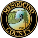 Официальная печать округа: два красных дерева и цифры «1850», разбивающаяся волна на Тихом океане и рельефный виноградник, окаймленный темно-коричневым кругом с надписью «Mendocino County», нанесенной золотом внутри границы. печатные буквы
