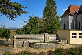 Lavoir-abreuvoir près de l'église.