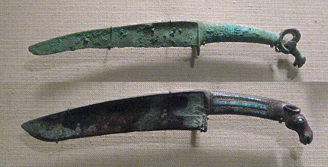 Shang dynasty curved bronze knives with animal pommel. 12th-11th century BCE. Such knives were the result of contacts with the northern people of the 
