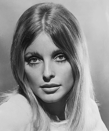 Sharon Tate (1943–1969) ve filmu Údolí panenek z roku 1967. Americká herečka a manželka Romana Polańského se v srpnu 1969 stala jednou z osob zavražděných členy gangu známého jako Mansonova rodina.