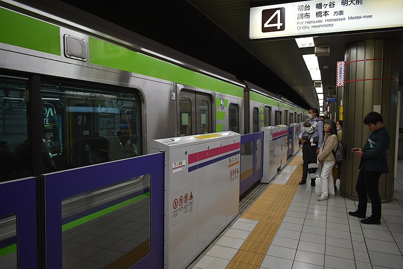 File:Shinjuku Station 2019a.jpg