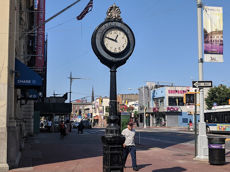 File:Sidewalk clock l20180805 095632.jpg