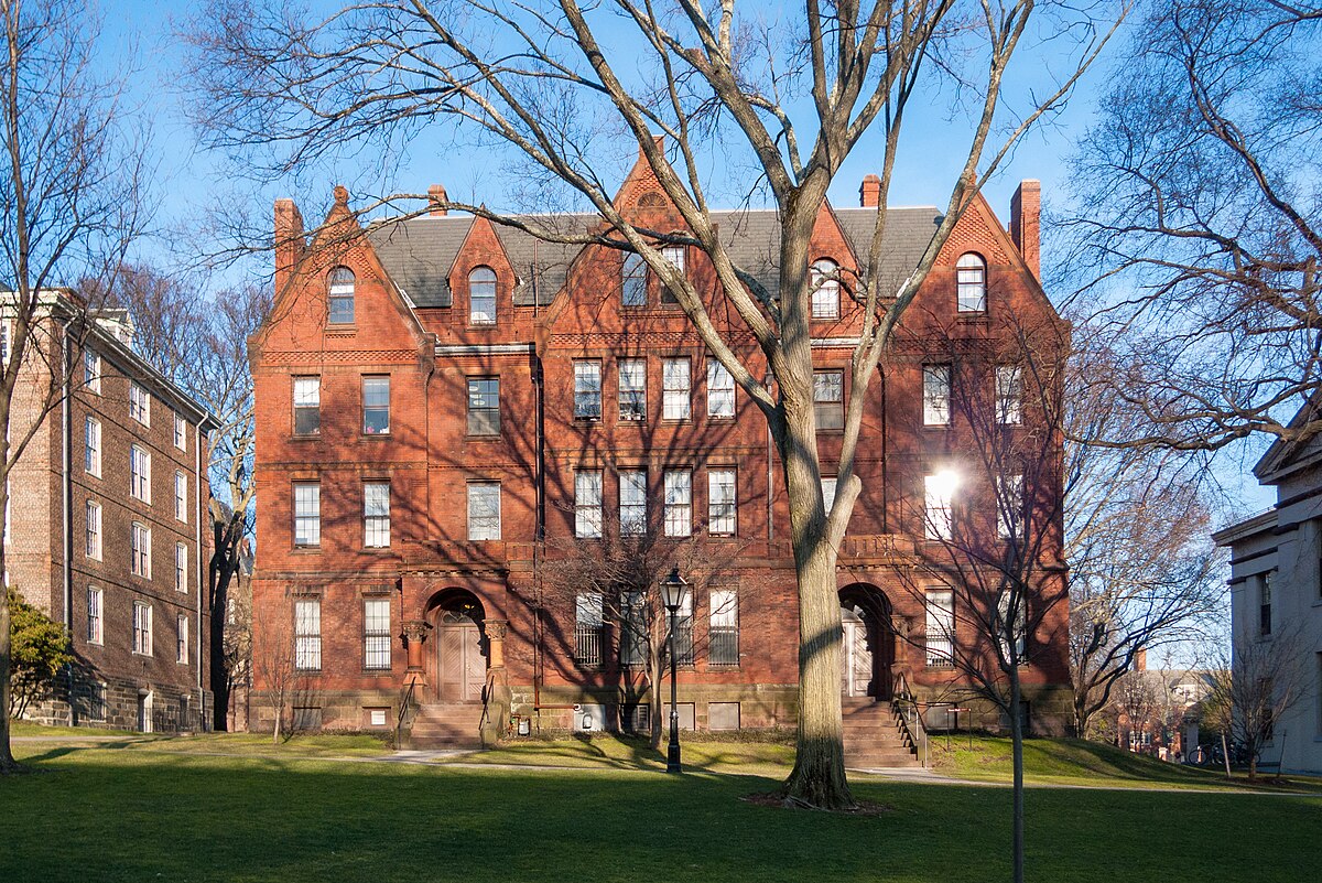 Johnson university. Брауновский университет Brown University. Брауновский корпус. Уэльский университет. Красные дома на университете.