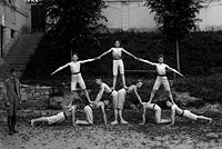 Členové Sokola staví pyramidu z lidí, 1924.