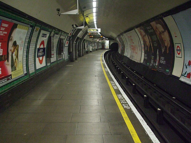File:South Wimbledon stn southbound look north.JPG