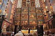 English: The Wit Stwosz Altar in St. Mary's Church, Kraków. A nun opens the altar.