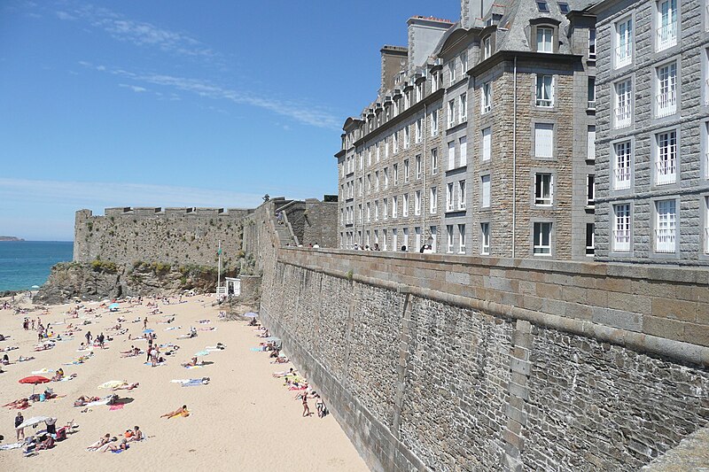 File:St Malo Beach and City Walls (4818593219).jpg