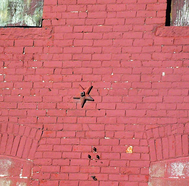 File:Star-shaped anchor plate on a brick building in Connecticut.jpg