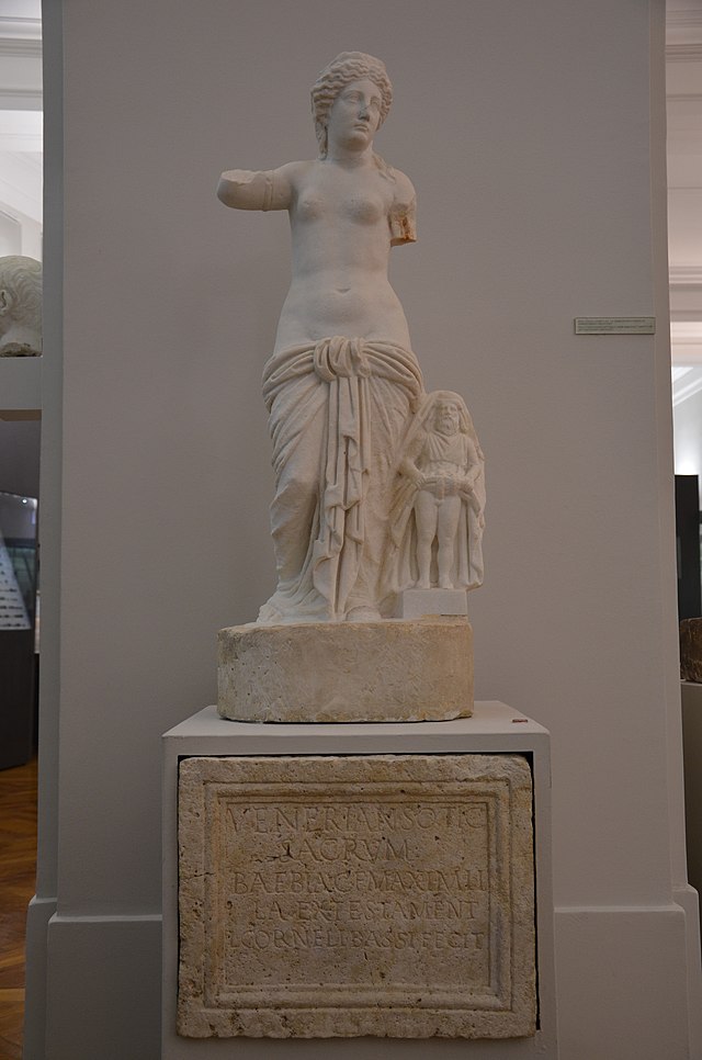 Приап и рази. Split Archaeological Museum сплит. ПРИАП статуя. Женщина и ПРИАП статуя. Бог ПРИАП.