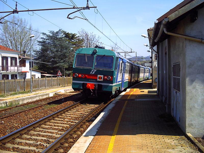 File:Stazione di Mombaldone-Roccaverano (6).JPG