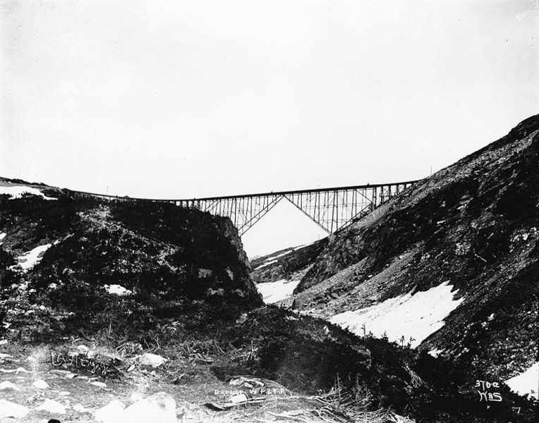 File:Steel arch bridge spanning Dead Horse Gulch near the summit of White Pass on the White Pass and Yukon Railroad, Alaska, ca 1901 (HEGG 414).jpeg