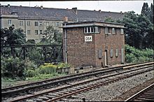 Stellwerk Osa an der Einfahrt zum Sonderbahnhof Olympiastadion, 1977