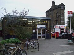 Stoke Newington stn building.JPG