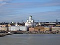 Vaade Helsingile merelt. Kaldapealsel on kuulus kaubaturg, taga on Helsingi toomkirik. Turu ääres on näha helesinist Helsingi linnavalitsuse hoonet ja pruuni Rootsi saatkonda
