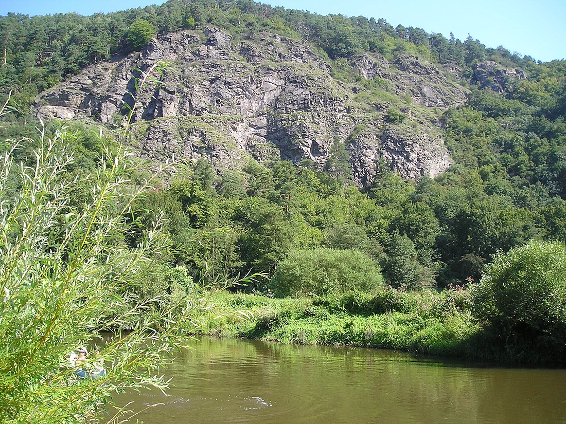 File:Třímanské skály pod Rakoluskami.JPG