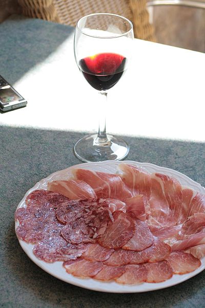 File:Tabla de Ibericos y vino.jpg