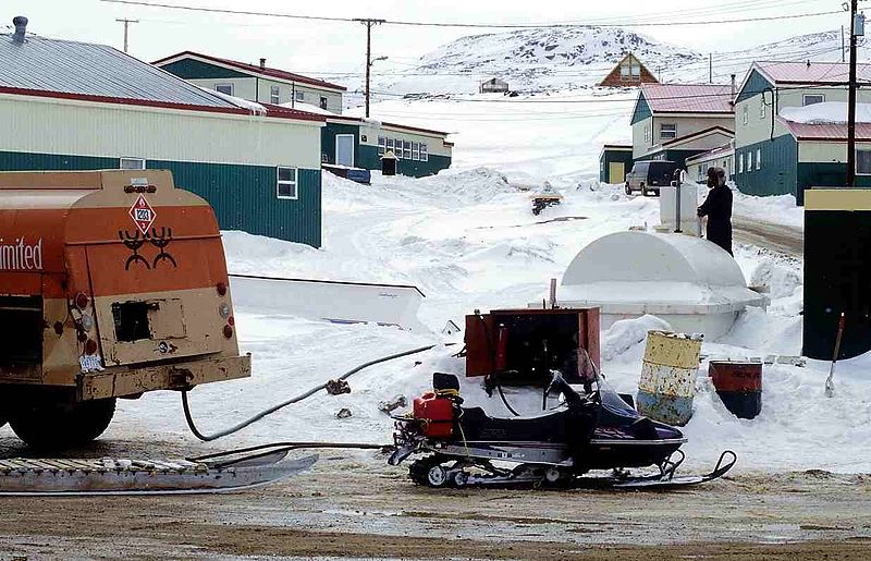 File:Tankstelle Cape Dorset 1997.jpg