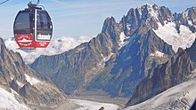 Telecabinas del teleférico del Mont Blanc entre Aiguille du Midi y Punta Helbronner, con el glaciar valle Blanche en segundo plano.