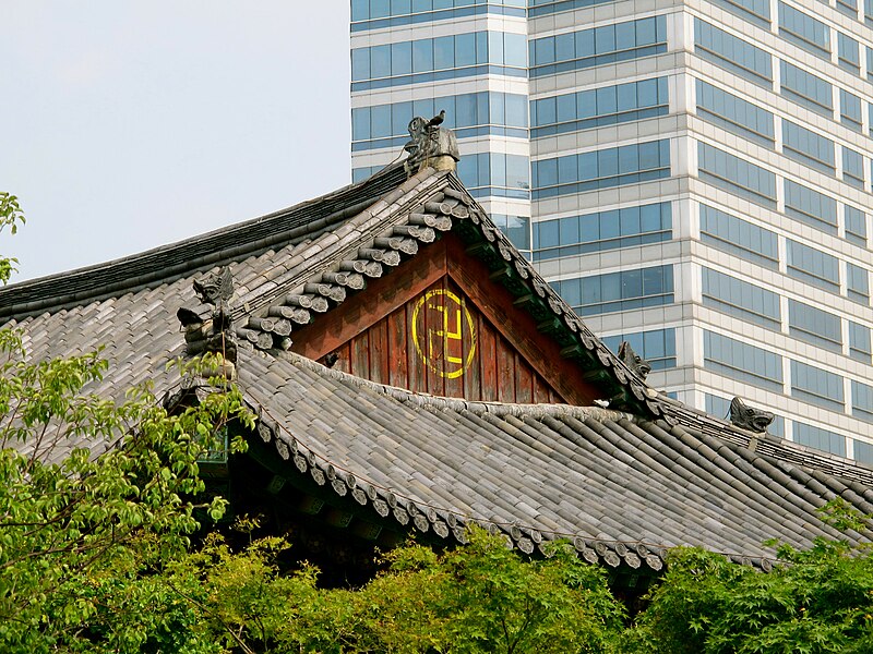 File:Temple in Seoul - 2014 (202248915).jpg