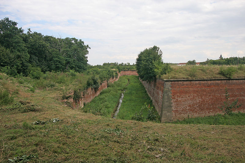 File:Terezín - Hlavní pevnost, úplné opevnění 04.JPG