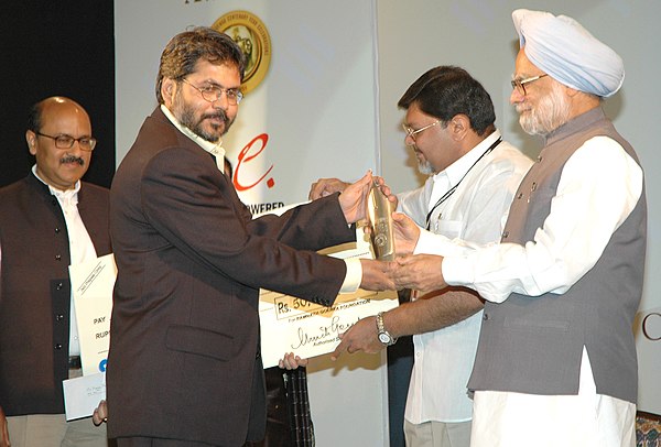 Image: The Prime Minister, Dr. Manmohan Singh presenting the Ramnath Goenka Award for Excellence in Journalism to Shri Punya Prasoon Vajpayee, at a fu