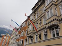 Innsbruck, Maria-Theresien-Straße, verschiedenfarbige Fahnen (Veranstaltung "internationale Tanzwelt")