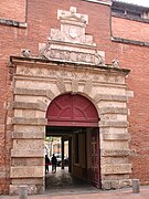 Le portail de l'ancien collège de l'Esquile est l’œuvre de Nicolas Bachelier (1556).