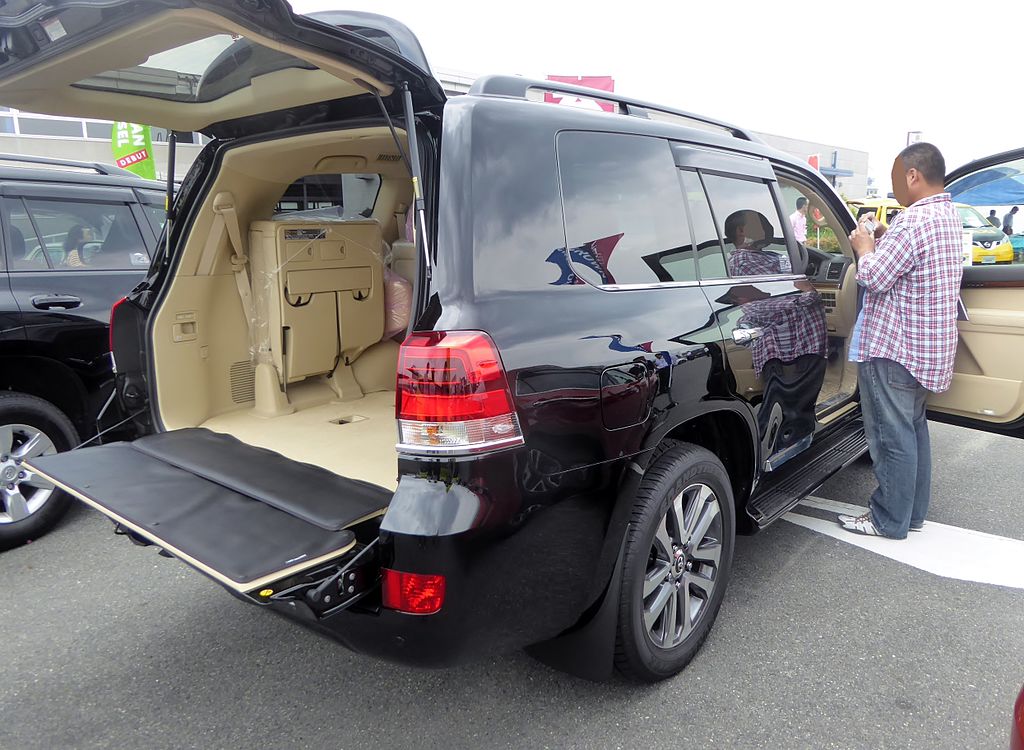 File:Toyota LAND CRUISER ZX (CBA-URJ202W-GNTVK) rear.JPG - Wikipedia