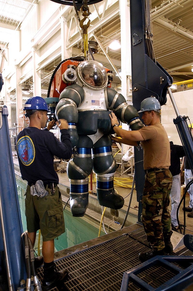 Der Panzertauchanzug 800px-Training_with_a_Atmospheric_Dive_Suit