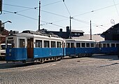 Tramwaj Sanok SN2 linii 0 wyjeżdża na turystyczną trasę, z hali z 1912 r. w części zespołu zajezdni przy ul. św. Wawrzyńca 15