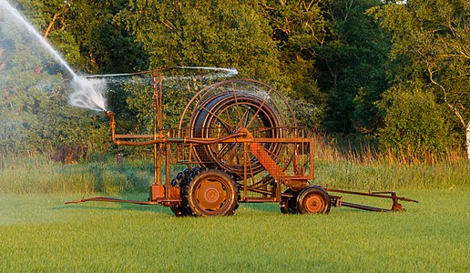 Travelling irrigation sprinkler system