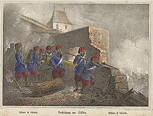 Gravure représentant des soldats portant un uniforme bleu, des chausses et un fez rouge abrité derrière un épais mur en partie effondré. Certains tirent au fusil et d'autres manœuvrent un canon via une embrasure contre des soldats approchant.