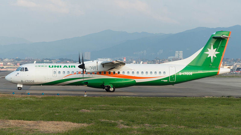 File:UNI Air ATR 72-600 B-17008 Departing from Taipei Songshan Airport 20150102c.jpg