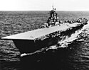 USS Bunker Hill (CV-17) di laut dalam uud 1945 (NH 42373)