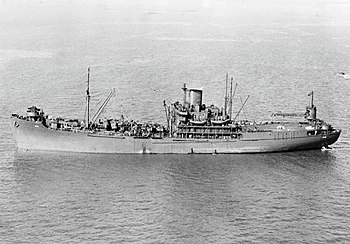USS Chandeleur (AV-10) probíhá, přibližně v prosinci 1942.jpg