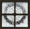 „Kreuz-Lutherrose-Dornenkrone“ von Ursula Stock, Glasfenster, 1955, Gemeindehaus der Marienkirche Botenheim.