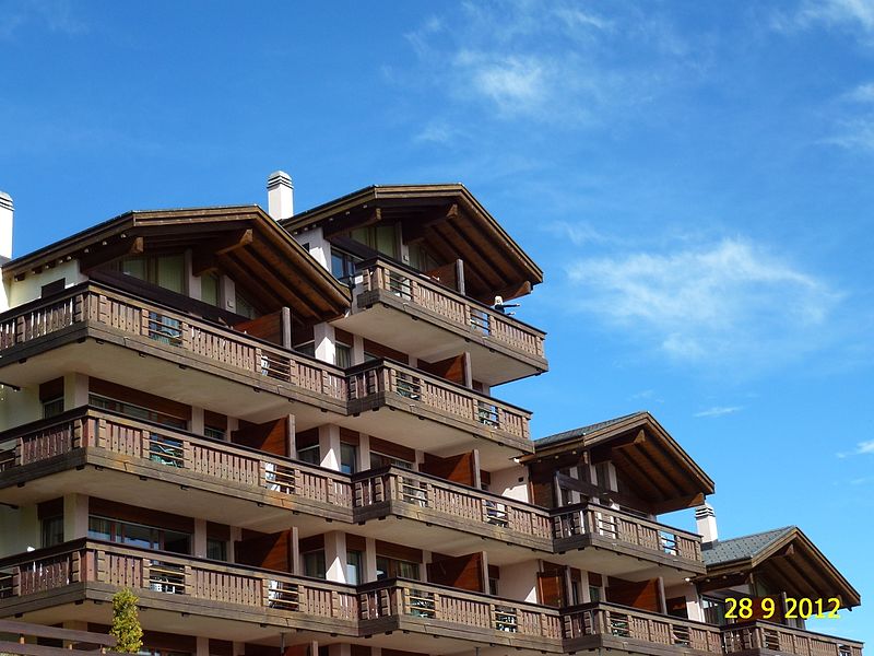 File:VIEW OF HOTEL HELVETIA INTERGOLF IN CRANS-MONTANA, 2012. - panoramio (1).jpg