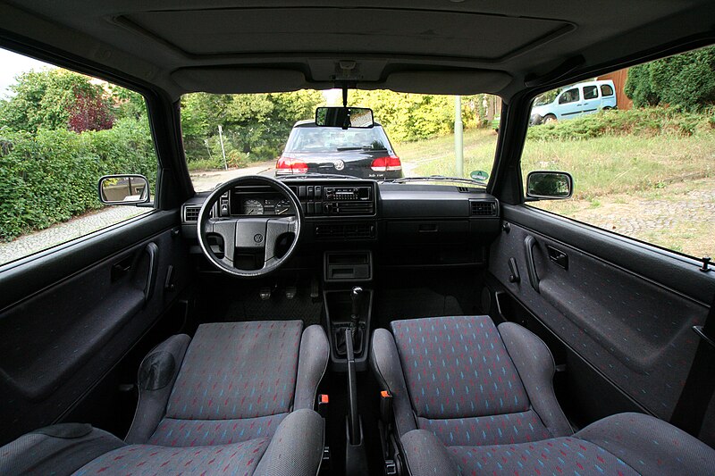 File:VW Golf II 1.6 Pasadena 1991, interior.JPG