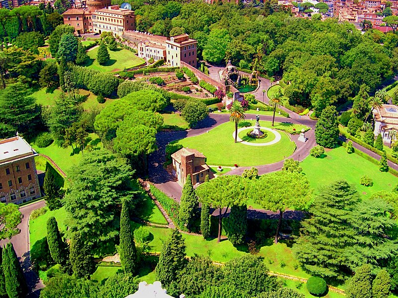 Berkas:Vatican Gardens 1.jpg