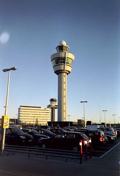 File:Verkeerstorens Schiphol.jpg