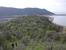 Vue depuis le sommet d'Ágios Achíllios avec le Grand lac Prespa au loin.