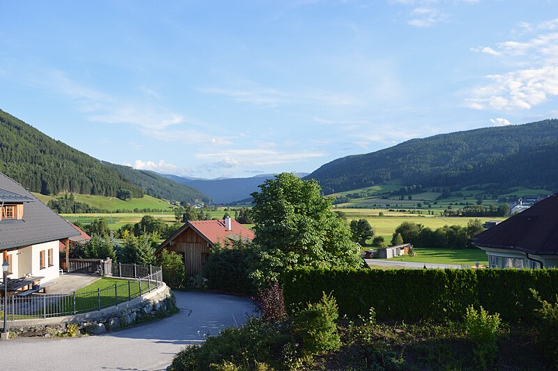 File:View south from Chaletgasse, Mauterndorf, 2023.jpg